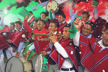 Los integrantes de la barra del Mushuc Runa, con su vestimenta tradicional e instrumentos, alientan en cada partido al conjunto que juega como local en Echaleche.