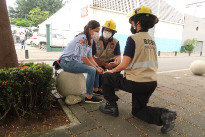 Atención. Las técnicas de respiración, de diálogo, entre otras que son con hidratación pausada, utilizan los profesionales en sus atenciones de emergencia.