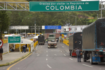 Camiones cruzan la frontera de Ecuador y Colombia en Tulcán (Ecuador), en una fotografía de archivo.