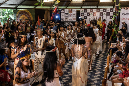 Indígenas modelan durante la I Muestra Intercultural de Moda Indígena, en Manaos, en la Amazonía Brasileña.