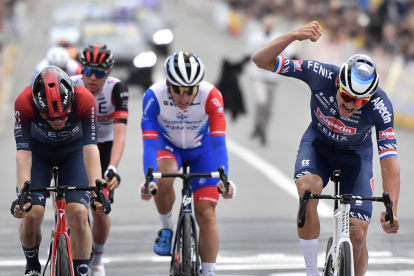 Mathieu Van der Poel (d) impone la velocidad para hacer suyo el Tour de Flandes.