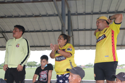 Los familiares de Madelen Riera, delantera de Barcelona, durante el partido frente a Carneras.