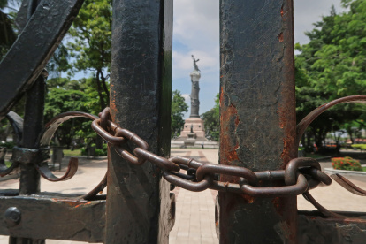 Cadenas. Tanto en el parque Centenario como en el lineal de la Kennedy, hay puertas que están encadenadas.