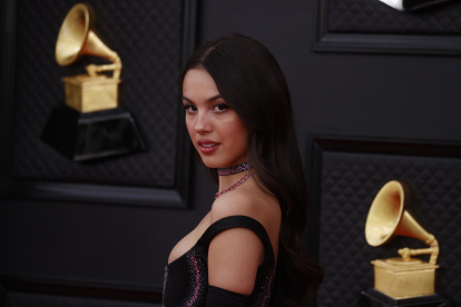 La estadounidense Olivia Rodrigo llega a la 64 edición de los premios Grammy en el MGM Grand Garden Arena de Las Vegas (EE.UU.)., este 3 de abril de 2022.