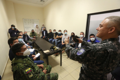 Reunión. Las autoridades, previo a la rueda de prensa dada al medio día, se congregaron en privado para evaluar la situación en la prisión de Cuenca.