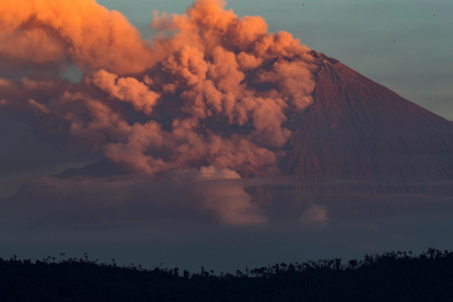 Fotografía de archivo, tomada en junio de 2020, en la que se registró una fumarola del volcán Sangay, en la provincia ecuatoriana de Morona Santiago.