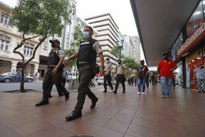 Una de las medidas preventivas que se han adoptado, son los operativos a pie que realiza la policía.