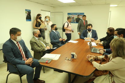 Cita. Las autoridades se reunieron en Guayaquil para analizar los cobros ilegales con las tarjetas de crédito.