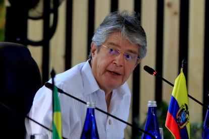 Fotografía de archivo en la que se registró al presidente de Ecuador, Guillermo Lasso, quien puntualizó este martes que la crisis carcelaria es un "tema heredado" de otras administraciones y aseguró que se fortalecerá la inteligencia carcelaria "para evitar más acontecimientos".