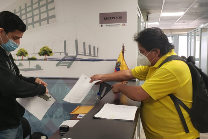 Oficio. El documento consta de ocho páginas, con diferentes solicitudes.