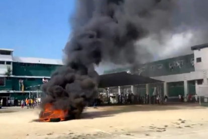 En los videos se observó que los reos prendieron fuego a llantas en el patio del reclusorio