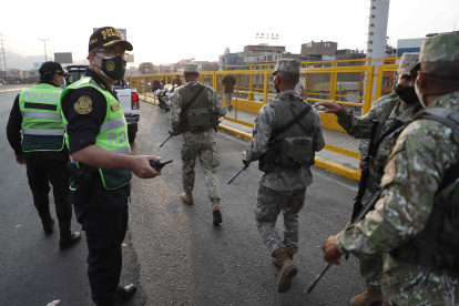 Militares y policías controlan un paradero de transporte público este martes 5 de abril 
en las calles de Lima