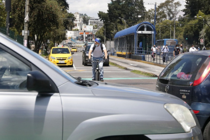 Irrespeto. En la avenida 6 de Diciembre un ciclista circulaba por la vía en medio de los autos.