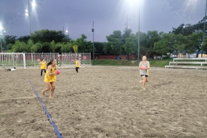 Las prácticas diarias de las seleccionadas se desarrollan en las canchas de arena del parque Samanes de 19:00 a 21:00.