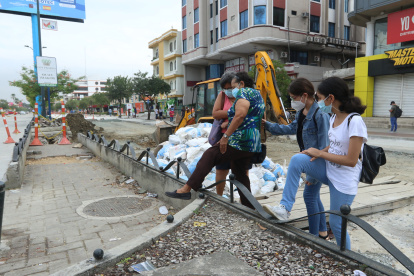 Obra. Así permanecen casi 300 metros de la Rodolfo Baquerizo. Tras las lluvias esa tierra se convierte en lodo.