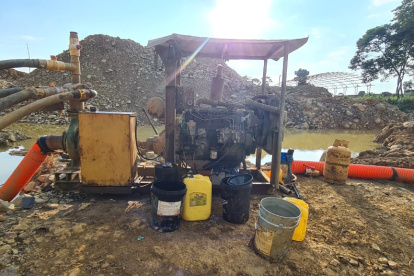 Acciones. Militares inutilizan maquinaria utilizada para minería ilegal en el cantón Camilo Ponce Enríquez de Azuay.