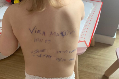 Oleksandra Makoviy escribió sus datos en la espalda de su pequeña hija Vira