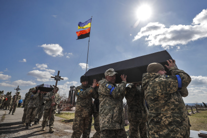 Soldados ucranianos cargan a hombros los ataúdes con los restos de sus compañeros