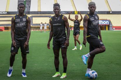 Leonel Quiñónez, Adonis Preciado y Gabriel Cortez, jugadores de Barcelona de cara al duelo con el cuadro uruguayo.