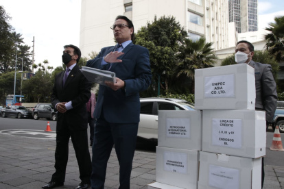 Pedido. El asambleísta Fernando Villavicencio acudió a la Fiscalía a presentar el informe sobre Petrochina.