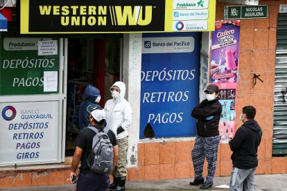 Ciudadanos hacen fila en una agencia Wester Union en Quito (Ecuador), en una fotogradía de archivo.