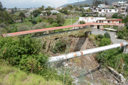 El puente quedó inestable después del último deslizamiento de tierra. Las bases quedaron sin soportes.
