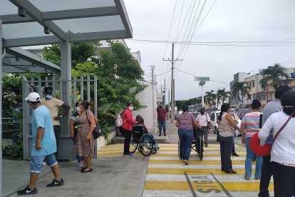 Familiares y pacientes de Solca.