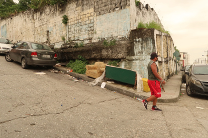La calle Morán de Buitrón es la más descuida del cerro Santa Ana