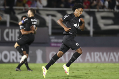 José Hurtado (d), lateral ecuatoriano de Bragantino, corre para festejar su tanto ante Nacional.