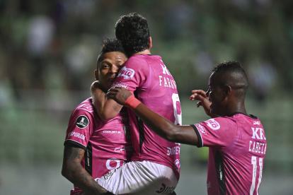 Billy Arce (i) de Independiente del Valle celebra hoy con sus compañeros tras anotar contra el América Mineiro, durante un partido por el Grupo D de la Copa Libertadores en el estadio Raimundo Sampaio de Belo Horizonte (Brasil).