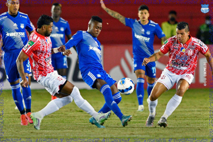 El encuentro entre Emelec e Independiente Petrolero.