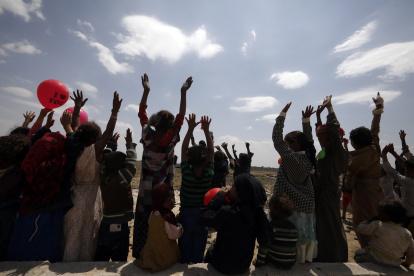 Niños juegan en Saná en foto de archivo