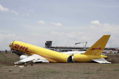 Fotografía de un avión de la empresa de mensajería DHL que se ha partido en dos tras haberse salido de pista por un problema hidráulico, hoy, en el aeropuerto Juan Santamaría, en San José (Costa Rica).
