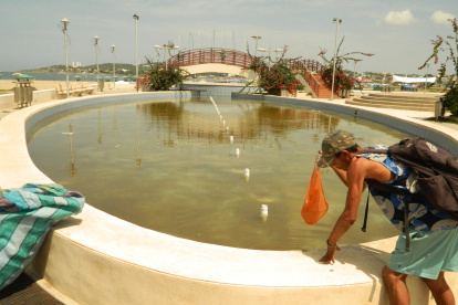 Abandono. Un hombre se acerca a retirar de las piletas, que permanecen apagadas y con el agua estancada, una funda que flotaba en la estructura.