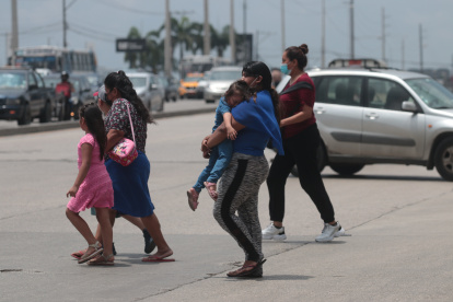 Cientos de personas se enfrentan a un riesgo inminente al cruzar la Juan Tanca Marengo, una vía rápida y peligrosa.