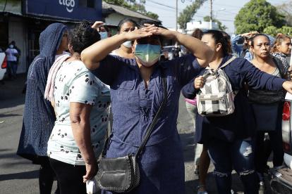 Familiares de los presos buscan información en la cárcel. EFE