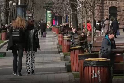 La gente en la capital de Ucrania, Kiev, ha comenzado a salir nuevamente a las calles como antes.