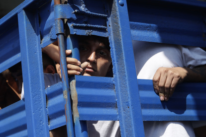 Fotografía de archivo de supuestos pandilleros detenidos durante el Estado de Excepción son trasladados a una cárcel en San Salvador