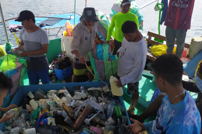 Recogen 3,6 toneladas de basura durante limpieza de isla alejada de Galápagos