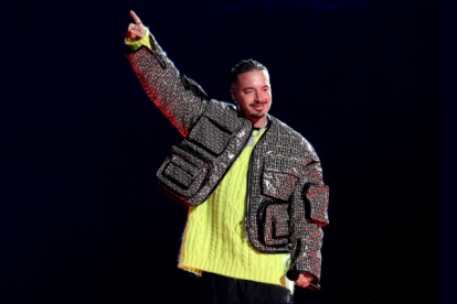 J Balvin tiene 36 años.