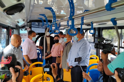 El alcalde Dalton Narváez revisó que los buses cumplan con todos los requisitos exigidos.