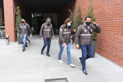 Diligencia. Pasadas las 15:00, funcionarios de la Fiscalía y la Policía abandonaron el edificio donde allanaron las oficinas de Ola Bini.