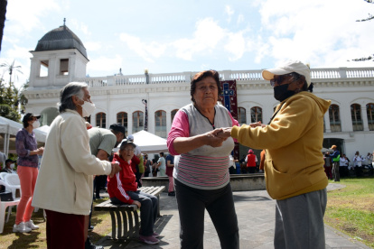 Personas de la tercera edad en una feria de emprendimientos en la hacienda San José, en el centro de Experiencia del Adulto Mayor Los Chillos.