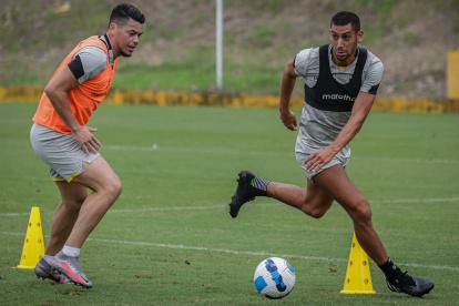 Paco Rodríguez (i) y Bruno Piñatares, jugadores de Barcelona, dos elementos claves en el esquema de Jorge Célico.