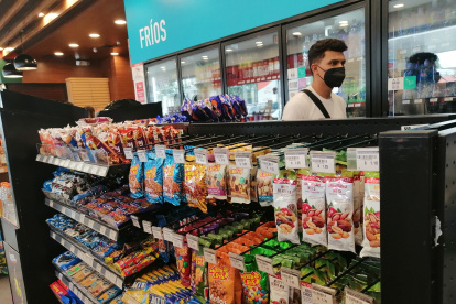 En las perchas de los auto servicios se ven más opciones de snacks saludables.