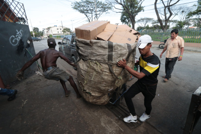 Tiempos. Para los recicladores no hay horarios ni horas extras, solo mucho material por recolectar.