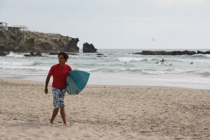 Ritual. Marco Campos, deportista e impulsor del surf en el Ecuador, recorre con su tabla la playa todas las tardes en busca de buenas olas.