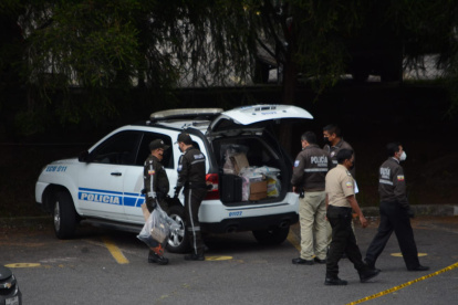 Evidencias. Maletas con dinero y otros objetos fueron incautados por la Policía en el parqueadero de Defensa.