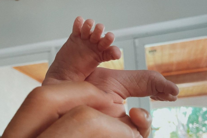 Una fotografía de los pies de la bebé abre el conjunto de imágenes del parto