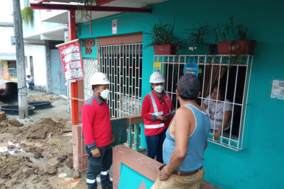 Personal de interagua realizan los avalúos de los daños originados a varias familias.